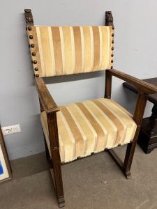 Antiga poltrona de nogueira, séc. XVII, 121x62x45cm. Altura total 121, Largura 62x45, Altura do assento 55cm. Bom estado.
